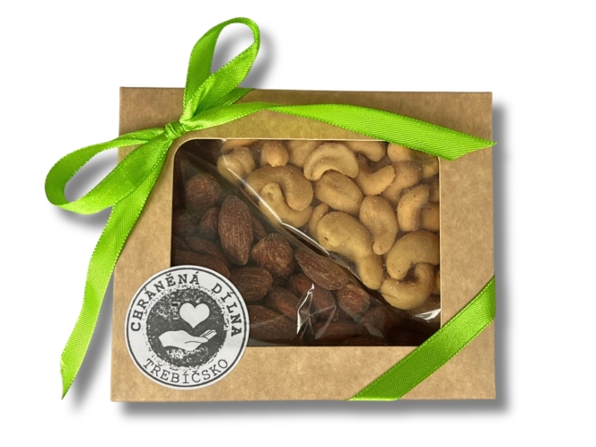 CHD Třebíčsko | Uzený mix oříšků v dárkové krabičce 150g CHD Třebíčsko | Uzený mix oříšků v dárkové krabičce 150g